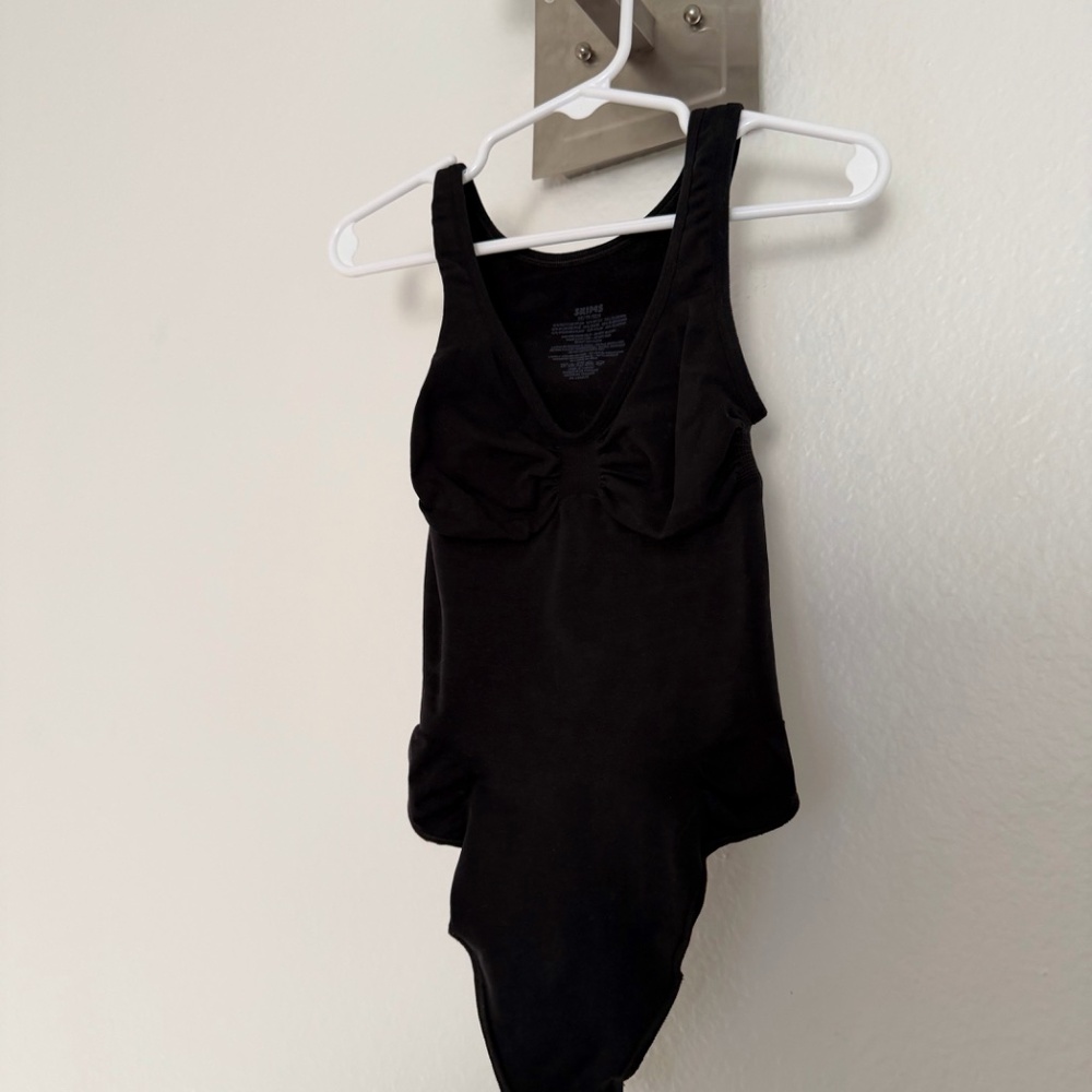 SKIMS Seamless Sculpt Scoop Neck Thong Bodysuit - Picture 2 of 4
